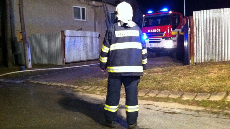 Požiar domu v Kysaku, hasič pred domom